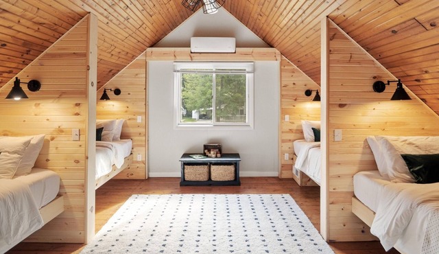Beechwood Chalet Sleeps 10 Canadian Lakes!