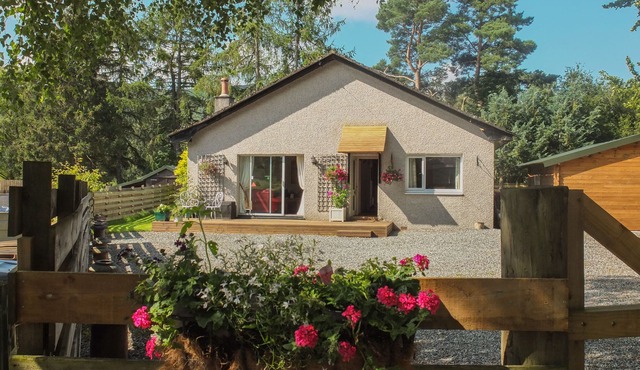 BEECHWOOD COTTAGE, family friendly, with open fire in Blair Atholl