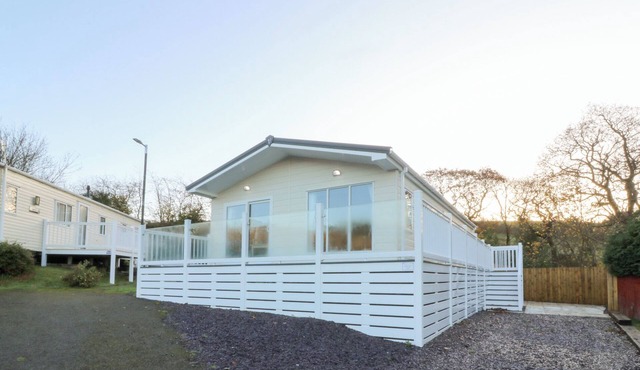 BEECHWOOD LODGE, country holiday cottage, with a garden in Borth