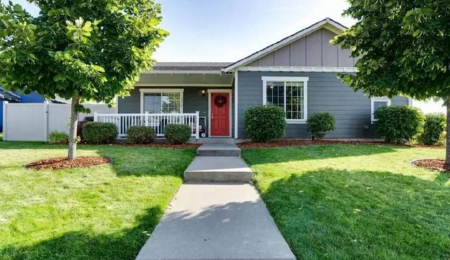 BeeCozy Cottage-Near Silverwood & Lakes! 3 bedroom & 2 baths!