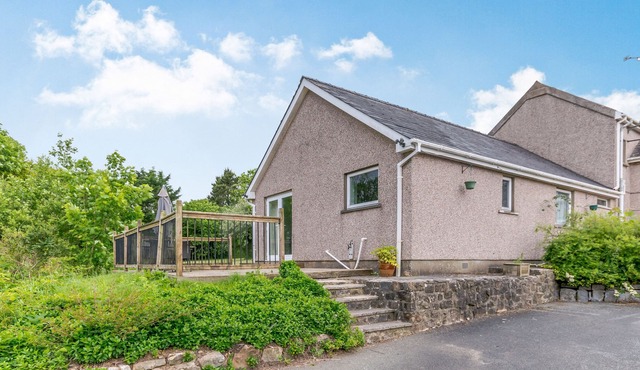 BEEFS PARK FARM ANNEXE, with a garden in Amroth