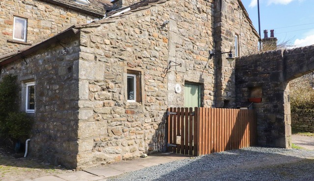 BEEHIVE COTTAGE, pet friendly, with open fire in High Bentham