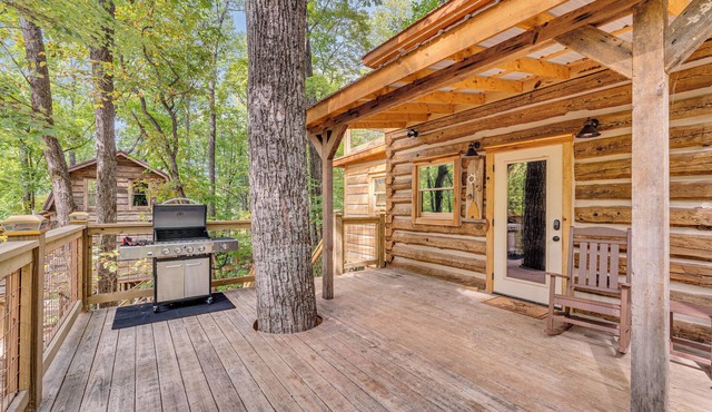Beehive Treehouse, Hot Tub, WIFI, Barnwood Builders Homemade History episode!