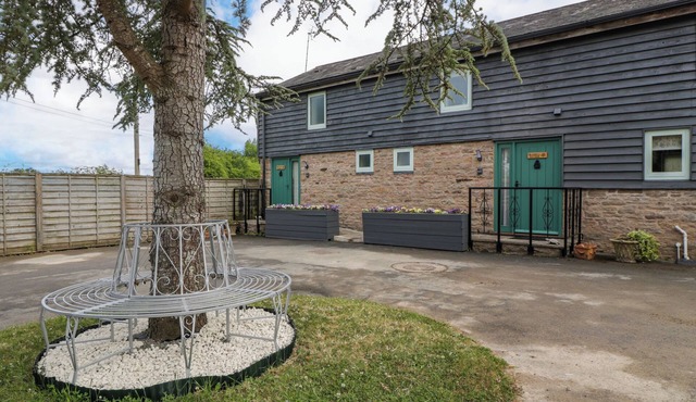 BEEKEEPER'S COTTAGE, pet friendly, with hot tub in Pembridge