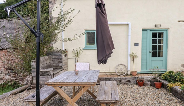 BEEKEEPER'S COTTAGE, pet friendly, with a garden in Pembroke