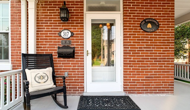 Beekeeper's Cottage - Hot Tub, Heated Pool, Dog-friendly, Downtown