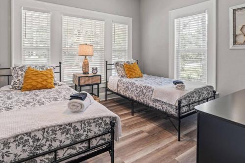 BeeKeeper's Inn - Beautifully Renovated 1929 Bungalow with 2 Bedrooms on Brick Street near Tampa's Attractions