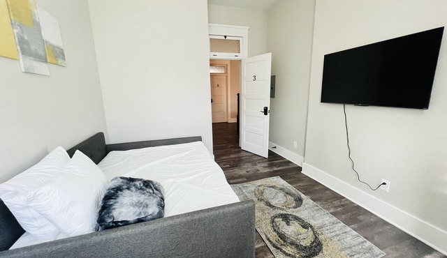 Beerwhistle Blonde Studio Apt in Historic Florence
