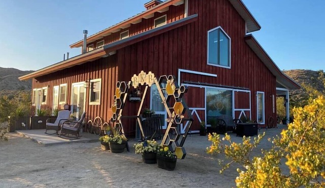Bees Knees Barn · Iconic Barn on 10-Acres, Hot Tub
