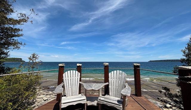 Beeshore Lakehouse: Waterfront Bliss and Comfort