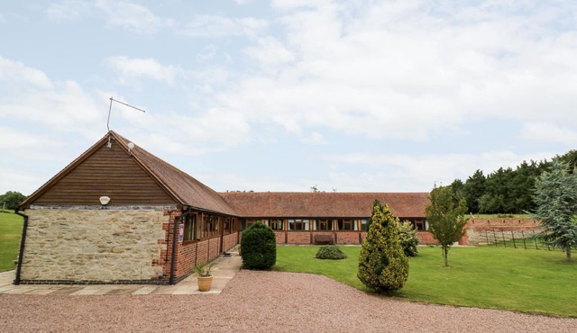 BEESONI LODGE, pet friendly, luxury holiday cottage in Castlemorton