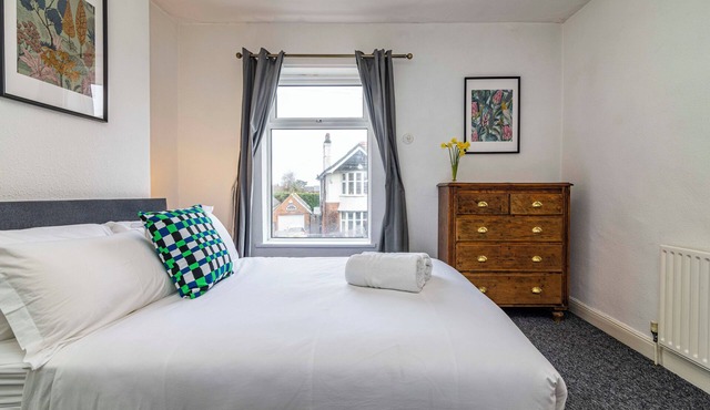 Beeston Central House - near shops and University