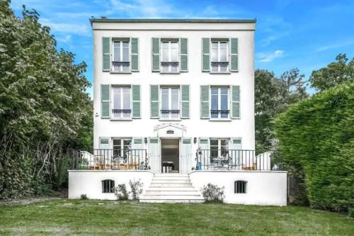 Before making request, read my profile host at bottom of page # House, garden, Eiffel Tower, Palace of Versailles