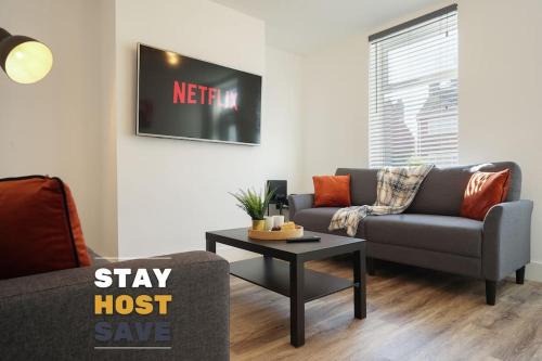 Beighton - 3 Bed Spacious Home with FREE Parking, Great for Groups & Families - Hosted by Stay Host Save