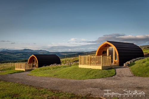 Beinn A Ghlo Luxury Glamping Pod with Hot Tub & Pet Friendly at Pitilie Pods