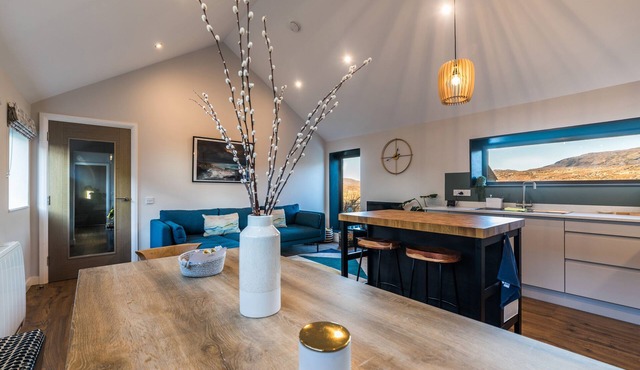 BEINN MHOR VIEW, family friendly, with a garden in Lochboisdale