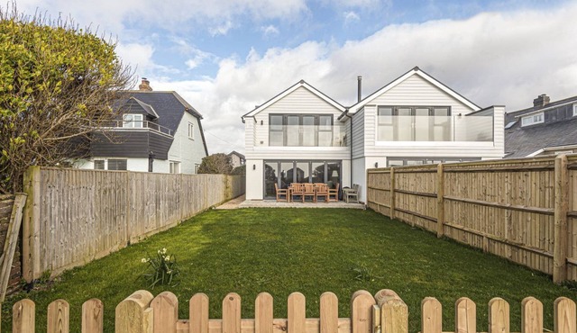 Beira Mar Beachfront Family Home | Pet-Friendly, Sleeps 8, Parking Included