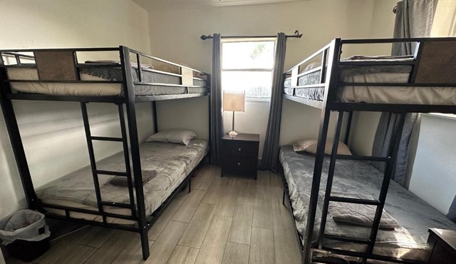 Bekahouse Hostel with parking, backyard and laundry