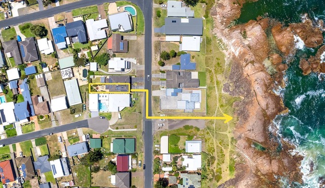 Bel Air, 8A Ocean Ave - pet friendly, water views and air con