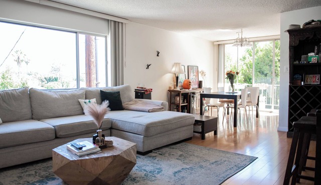 Bel Air & Beverly Hills - Charming & Bright/Top Floor Apartment: 2 Bed & 2 Bath