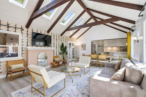 Bel Air Very Private and Comfy Home with Jacuzzi