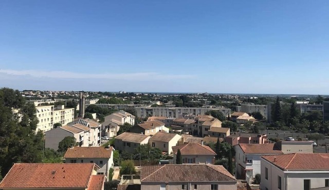 BEL APPARTEMENT AVEC VUE ET PARKING PRIVÉ.