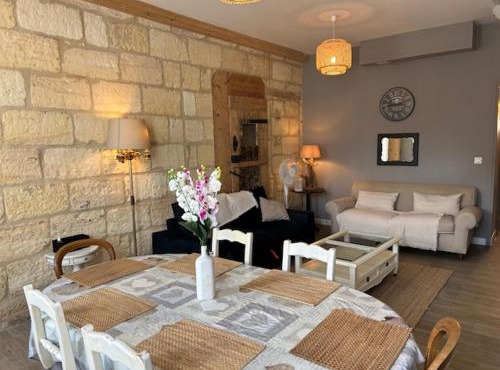 Bel appartement en pierre de 100 m2 avec cour.