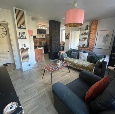 Bel appartement spacieux ,convivial de 3 chambres avec parking privé sécure