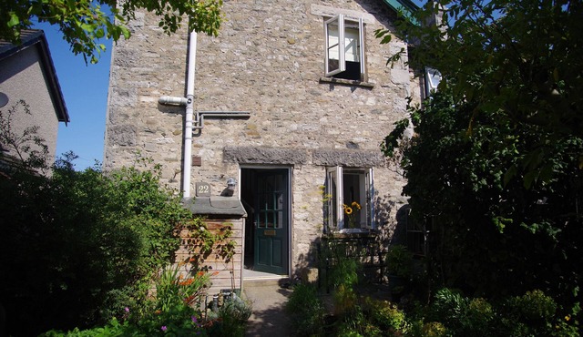 BELA COTTAGE, pet friendly, with open fire in Milnthorpe