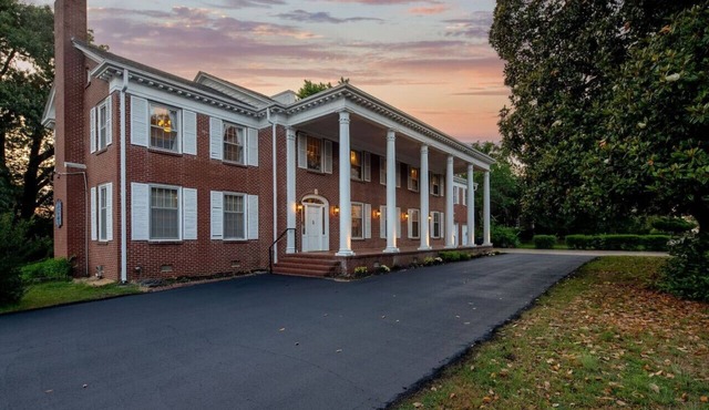 Beland Mansion Getaway – Spacious Colonial with Game Room & Lounge