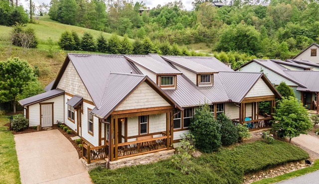 Belcher House - Upscale Townhome in Small Resort Community w/Clubhouse & Pool