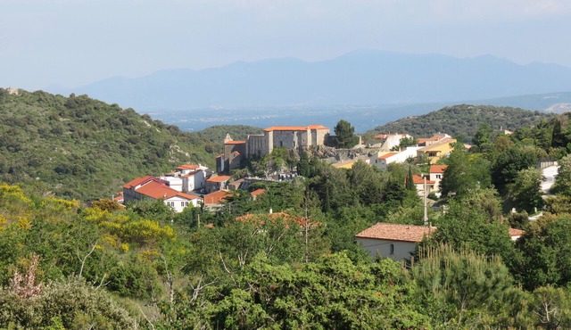 BELESTA (66) gite with panoramic view, in medieval enclosure.