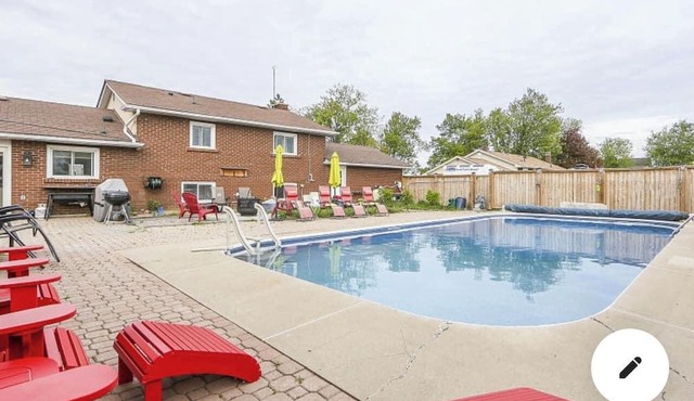 Belfountian ~Amazing 3BR ~ Swimming Pool ~ HotTub