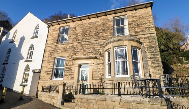 BELGRANO, pet friendly, character holiday cottage in Matlock Bath