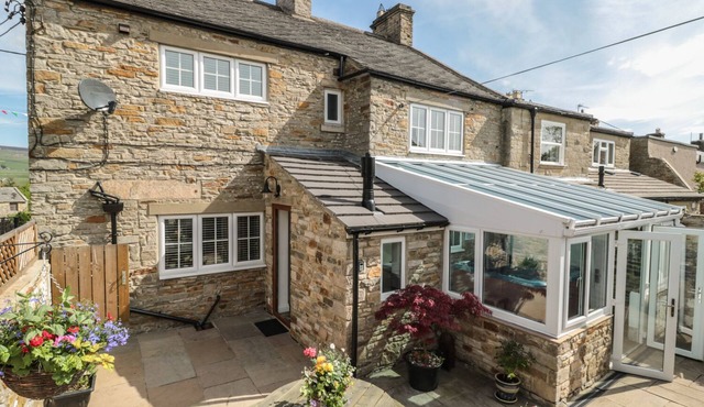 BELGRAVE HOUSE, pet friendly, with hot tub in Mickleton, Teesdale