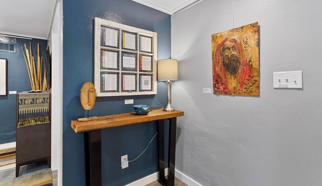 Belhaven Arts Hideaway: 1927 craftsman guest suite featuring local artists