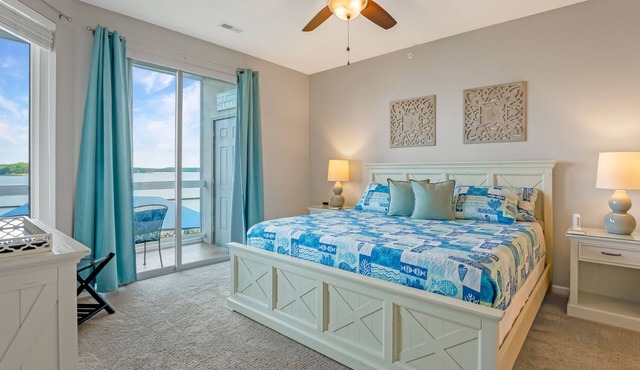 Believe the 275+ 5 star reviews! Main waterfront & boat slip, Ice cream machine.