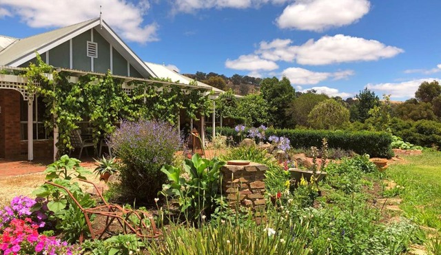 Belkampar Retreat - Authentic Farm Style Home - Perfect For Families and Large Groups!