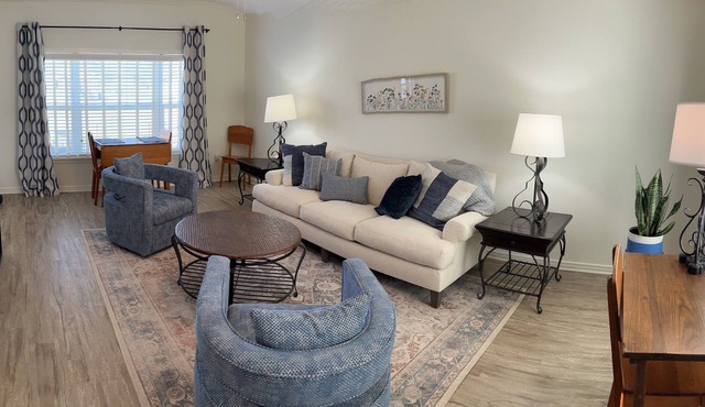Belknap Guest House-One block from historic downtown square in Jacksboro, Texas