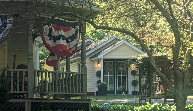 Bell Buckle Guest House; Daffodil Belle