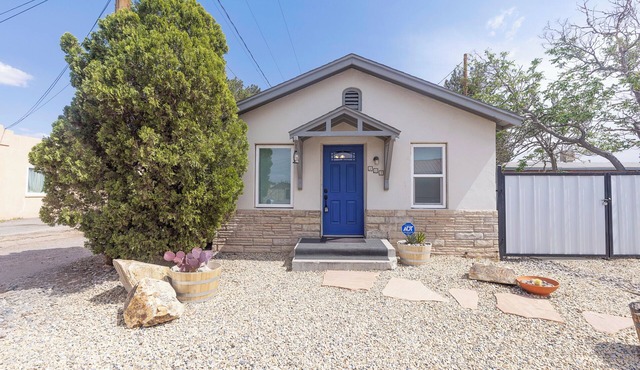 Bell Bungalow - Charming Home in Brilliant Las Cruces with AC, WiFi, and More