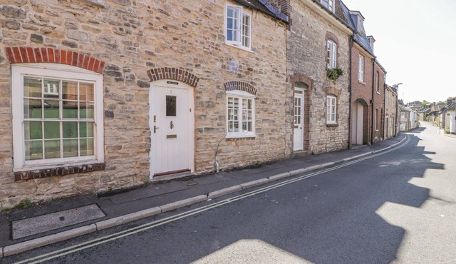 BELL COTTAGE, pet friendly, with open fire in Dorchester