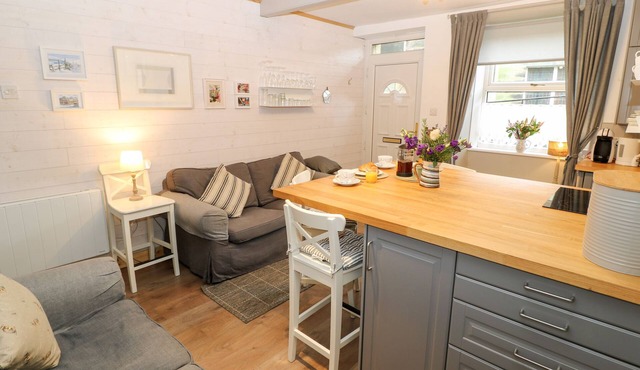 BELL COTTAGE, pet friendly, with a garden in Holmfirth