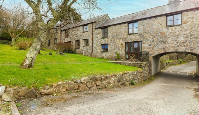 BELL COTTAGE, pet friendly, character holiday cottage in Penzance