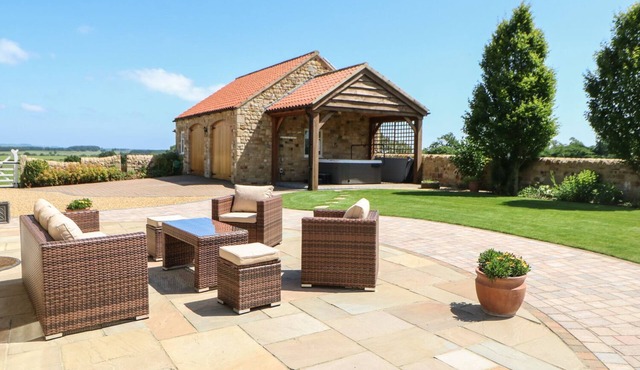 BELL HOUSE BARN, pet friendly, with hot tub in Staindrop