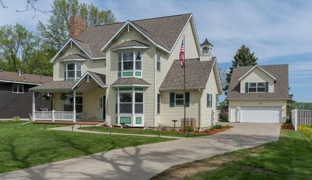 Bell House on Madison Lake - Perfect spot for Fall Wedding Gatherings!