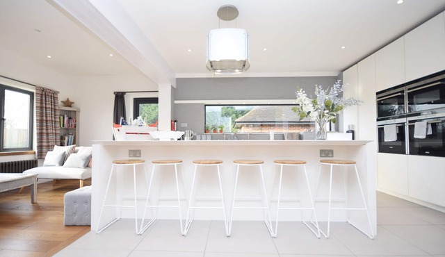 Bell Lodge, Birdham - a family house that sleeps 12 guests in 7 bedrooms