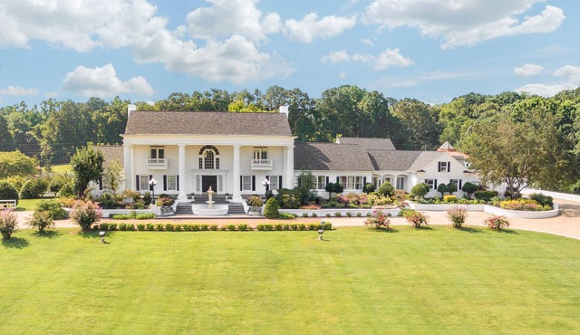 Bell Mill Mansion-Tennessee's Vacation & Wedding Venue with Resort Amenities