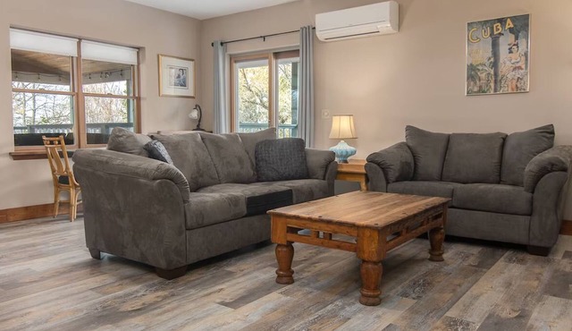 Bell Street Oasis Suite