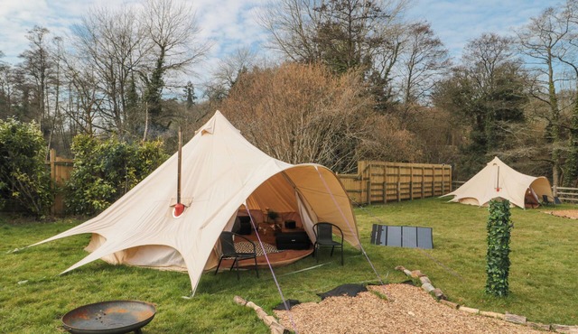 BELL TENT 3, romantic, character holiday cottage in Timsbury